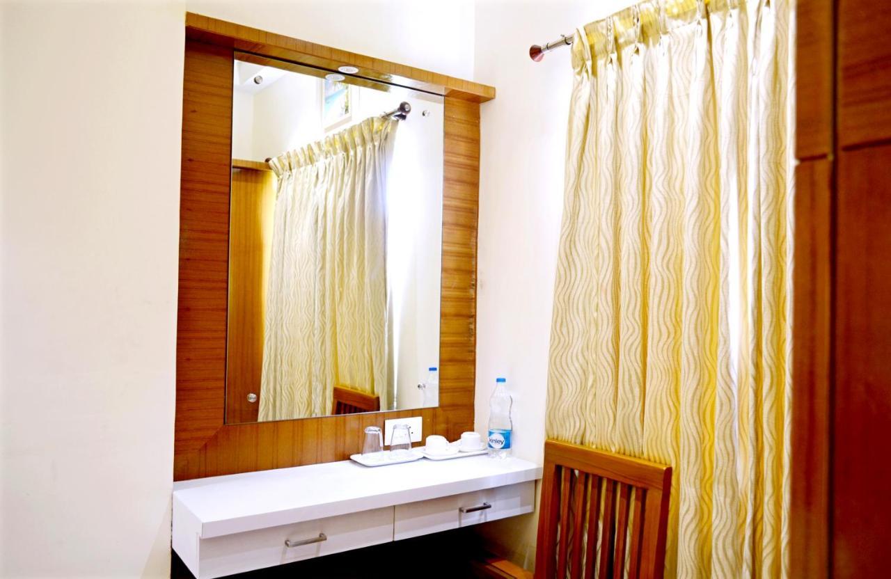 Tr Residency Hotel Puducherry Buitenkant foto